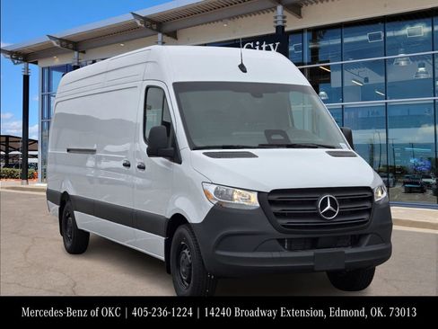 Used 2025 Mercedes-Benz Sprinter 2500 image 2