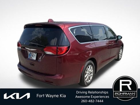 Used 2017 Chrysler Pacifica Touring FWD image 5