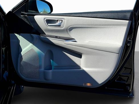 Used 2017 Toyota Camry LE image 17