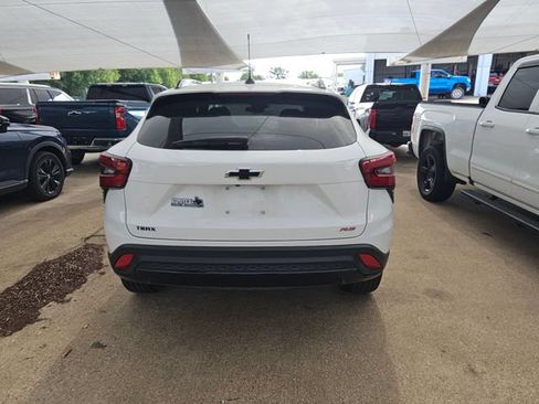 Used 2025 Chevrolet Trax RS w/ Sunroof Package FWD image 5