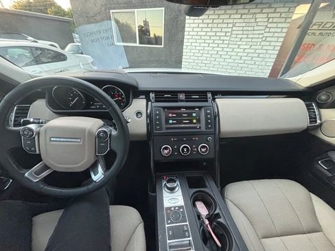 Used 2017 Land Rover Discovery SE image 43