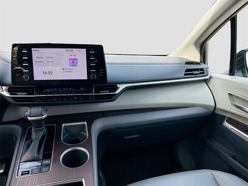 Used 2022 Toyota Sienna XLE image 25