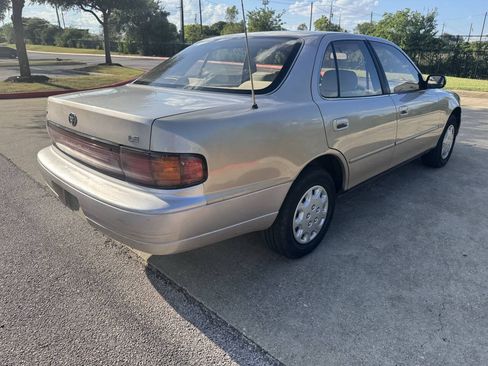 Used 1994 Toyota Camry LE FWD image 7