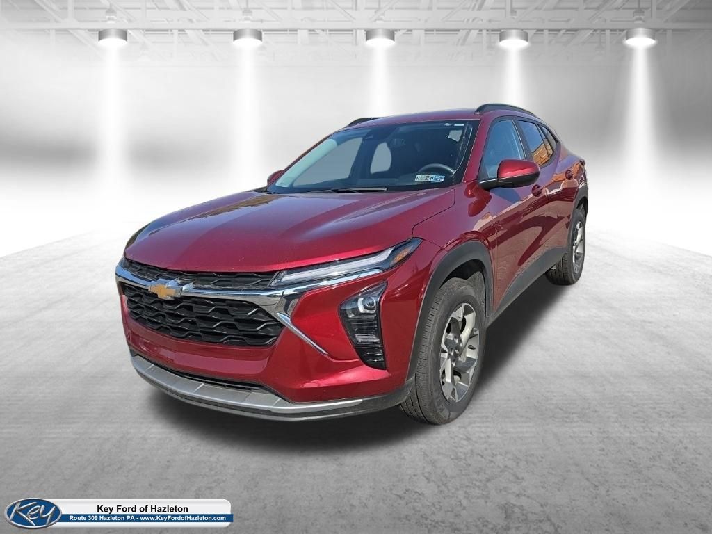 Used 2025 Chevrolet Trax LT FWD image 3
