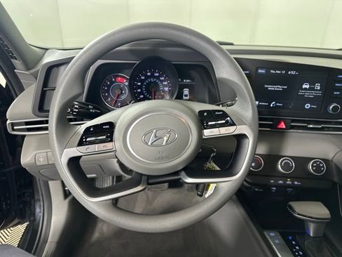 Used 2021 Hyundai Elantra SE image 14