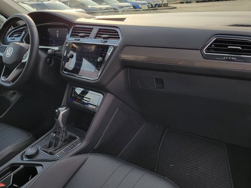 Used 2022 Volkswagen Tiguan SE image 41