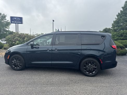 Used 2022 Chrysler Pacifica Touring-L w/ S Appearance Package AWD/4WD image 16