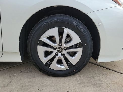 Used 2018 Toyota Prius Four image 9