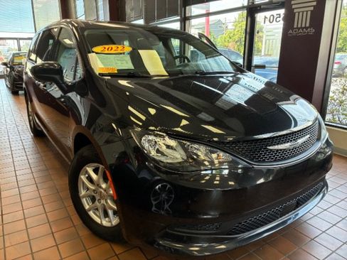 Used 2022 Chrysler Voyager LX FWD image 1