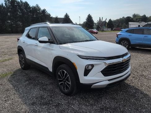 Used 2025 Chevrolet TrailBlazer LT w/ LT Cold Weather Package FWD image 3