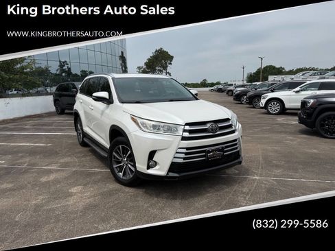 Used 2019 Toyota Highlander XLE FWD image 1