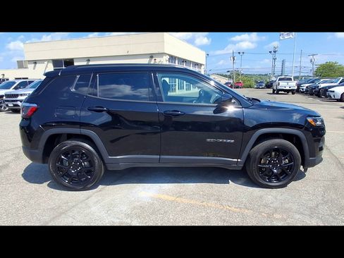 Used 2024 Jeep Compass Latitude w/ Convenience Group AWD/4WD image 9