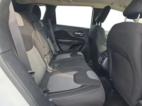Used 2016 Jeep Cherokee Sport FWD image 16