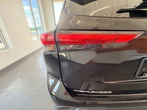 Used 2023 Toyota Highlander XLE AWD/4WD image 10