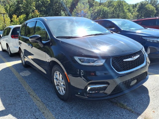 Used 2025 Chrysler Pacifica Select FWD image 4
