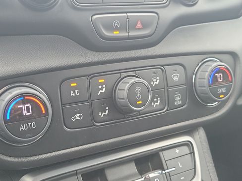 Used 2024 GMC Terrain SLT w/ Infotainment Package II FWD image 30