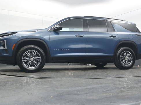 Used 2025 Chevrolet Traverse LT image 26