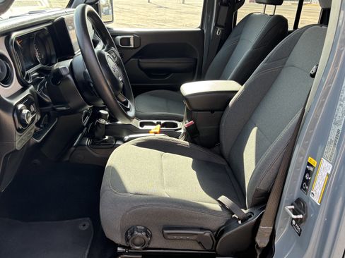 Used 2025 Jeep Gladiator Sport image 9