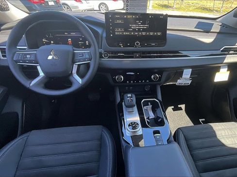 New 2025 Mitsubishi Outlander SE image 5