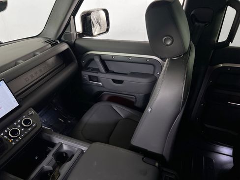 Used 2025 Land Rover Defender 110 X-Dynamic SE image 24