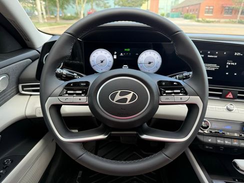 New 2025 Hyundai Elantra Limited image 24