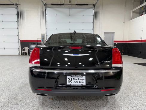 Used 2018 Chrysler 300 Touring image 12