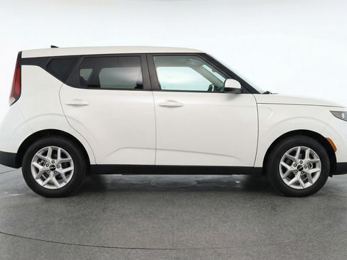 Used 2025 Kia Soul LX w/ LX Technology Package FWD image 11