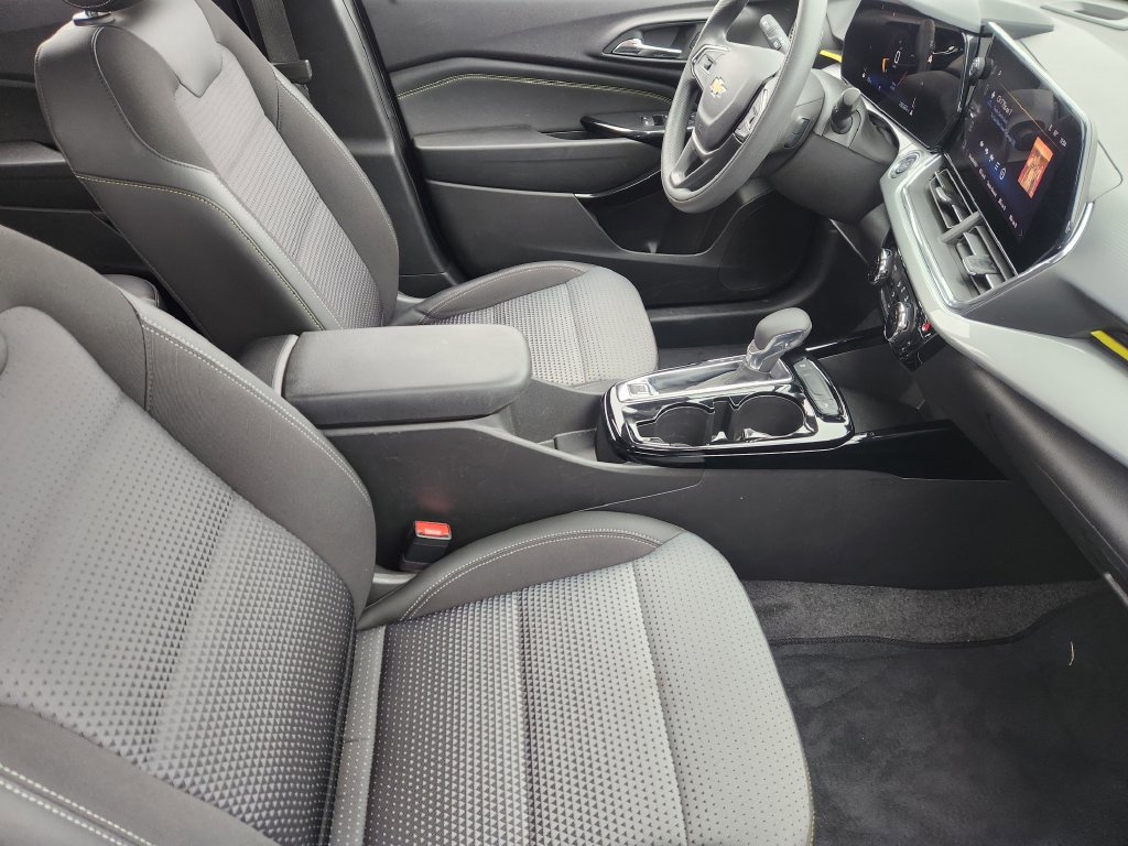Used 2025 Chevrolet Trax LT FWD image 14
