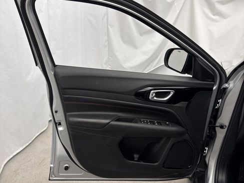 Used 2025 Jeep Compass Trailhawk image 13