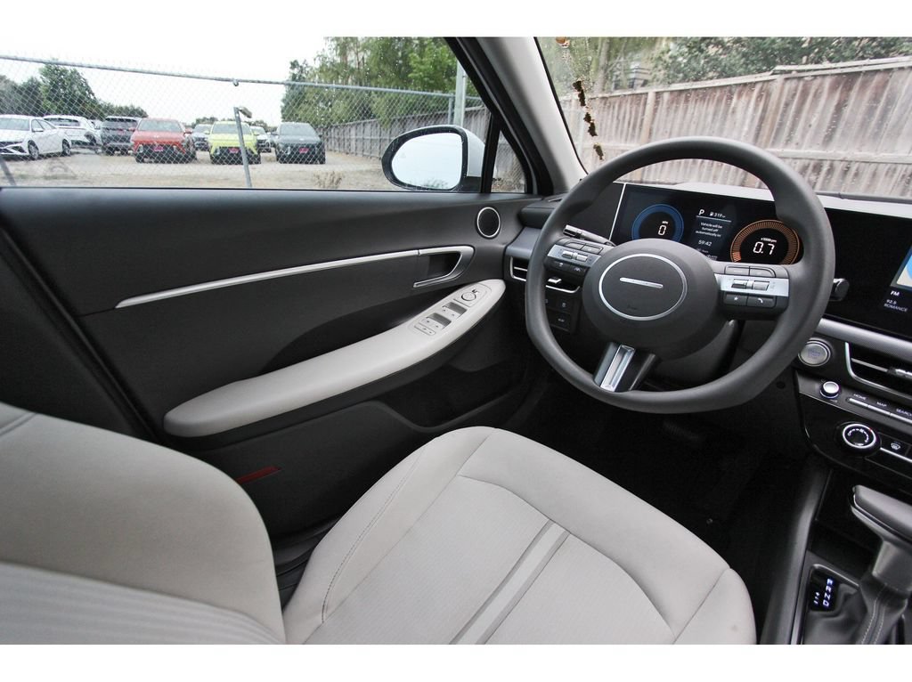 Used 2025 Hyundai Sonata SE FWD image 9