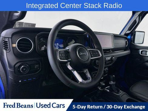 Certified 2024 Jeep Wrangler Unlimited Sahara w/ Technology Group AWD/4WD image 13