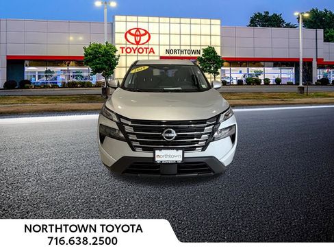 Used 2025 Nissan Rogue SV image 5
