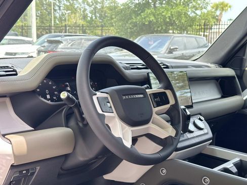 Used 2025 Land Rover Defender 110 X-Dynamic SE image 22