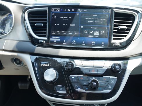Used 2024 Chrysler Pacifica Touring-L FWD image 19
