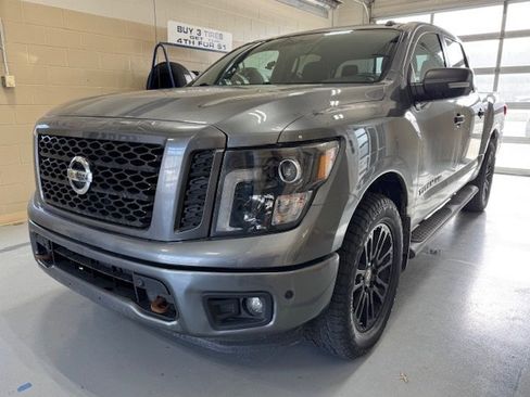 Used 2018 Nissan Titan SV w/ SV Convenience Package image 2