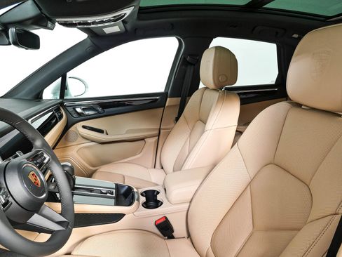 New 2026 Porsche Macan AWD/4WD image 5