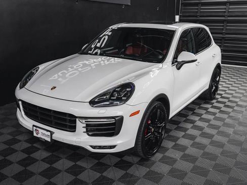 Used 2015 Porsche Cayenne Turbo image 29