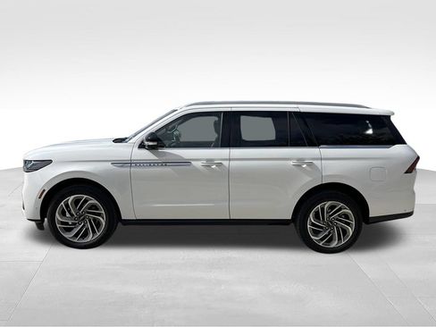 Used 2025 Lincoln Navigator Reserve AWD/4WD image 10