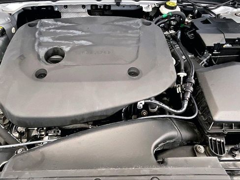 Used 2024 Volvo XC40 B5 Core image 9