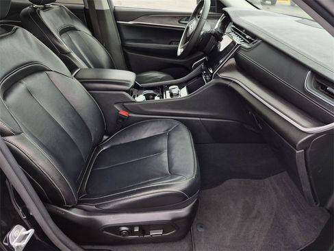 Used 2023 Jeep Grand Cherokee Limited w/ Black Appearance Package image 11