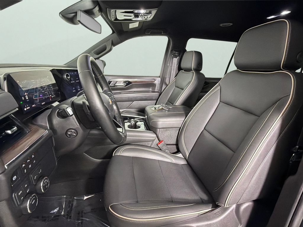 Used 2026 Chevrolet Suburban Premier AWD/4WD image 17