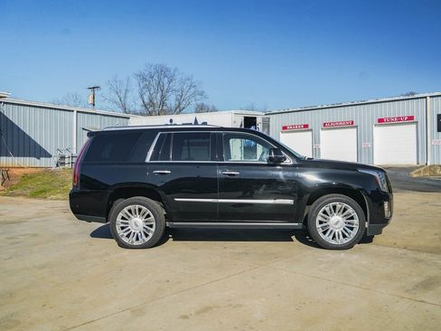 Used 2018 Cadillac Escalade Platinum image 3