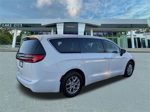 Used 2024 Chrysler Pacifica Touring-L image 3