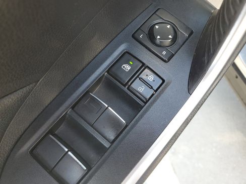 Used 2021 Toyota RAV4 XLE Premium image 15