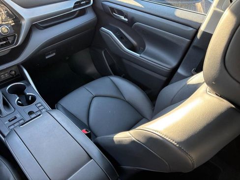 Used 2023 Toyota Highlander XLE image 23