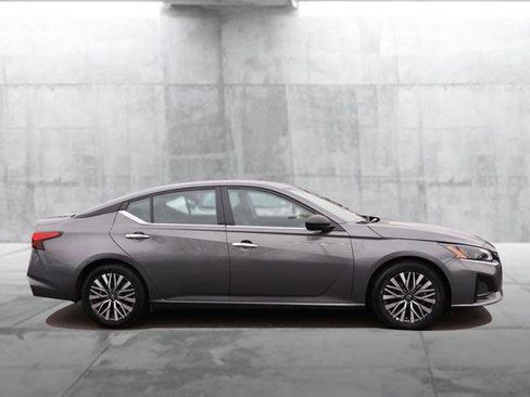 Used 2025 Nissan Altima 2.5 SV FWD image 5