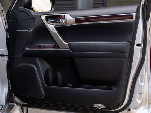 Used 2018 Lexus GX 460 image 37