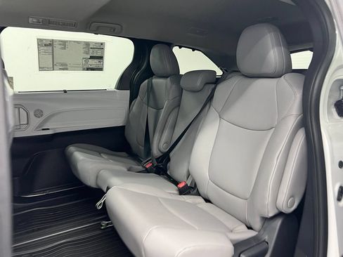 Used 2026 Toyota Sienna XLE FWD image 11
