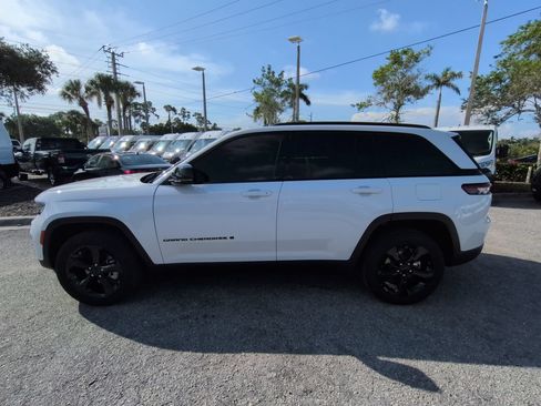 Used 2025 Jeep Grand Cherokee Limited w/ Luxury Tech Group II AWD/4WD image 8