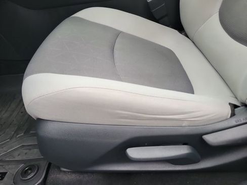 Used 2019 Toyota RAV4 XLE w/ Carpet Mat Package FWD image 21